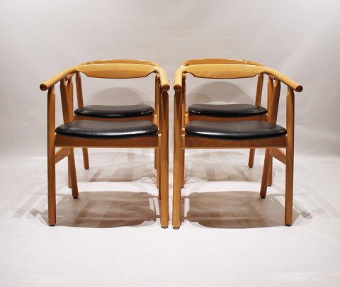 Set of 4 dining room chairs, model GE525, by Hans J. Wegner and Getama, 1960s.
5000m2 showroom.