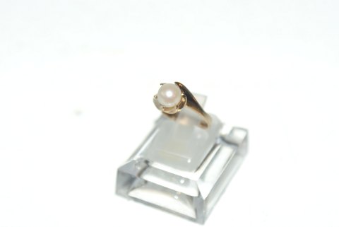 Gold ring with pearls, 14 Karat
