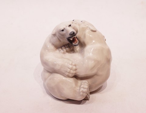 Kgl. porcelænsfigur af to kæmpende isbjørne, nr.: 2317 af Royal Copenhagen.
5000m2 udstilling.