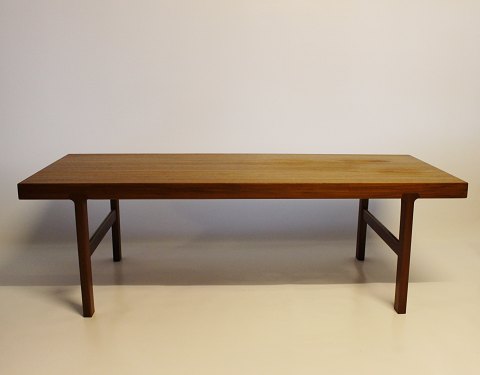 Coffee table in teak with black extension leaf of danish design from the 1960s.
5000m2 showroom.