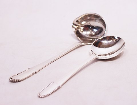 Sauce spoon and compote spoon in "Bullet" by Georg Jensen.
5000m2 showroom.
