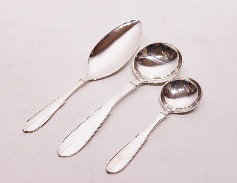 Cake server, server and marmelade spoon in Heritage silver no. 1 by Hans Hansen.
5000m2 showroom.