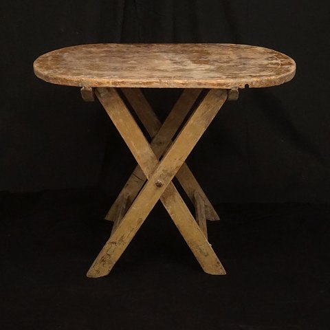 Kleiner Tisch datiert 1795. Hergestellt in 
Schweden. H: 69cm. Platte: 84x62cm
