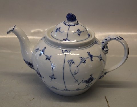 B&G Blue Traditional porcelain 092 Tea pot (medium) 7.5 cm (654)  15 x 24 cm 
Snail lid
