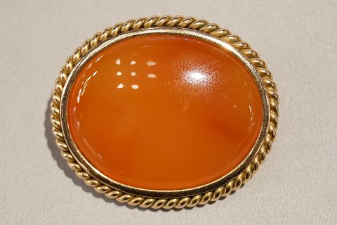 A brooch set with an agate mounted in 14k gold, around 1900