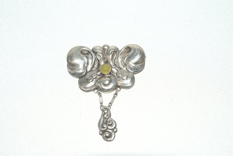 Elegant brooch in Jugendschetil with yellow stone silver