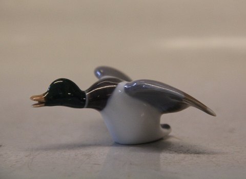 Royal Copenhagen bird figurine 2215 RC Duck - flying 3 x 7.5 x 6.5 cm Platen 
Hallermundt