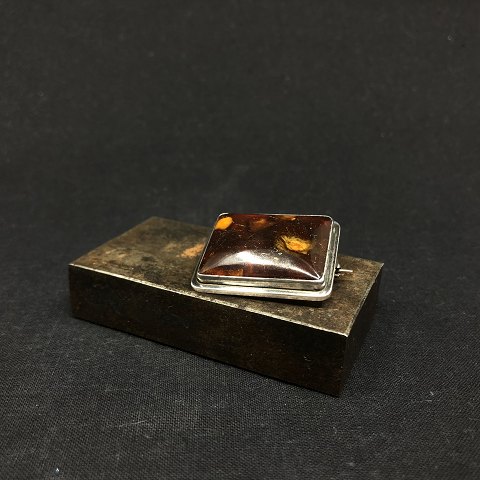 Brooch in silver with amber