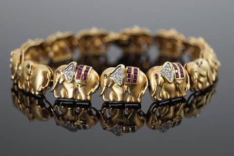 An elephant bracelet of 18k gold with rubies and diamonds