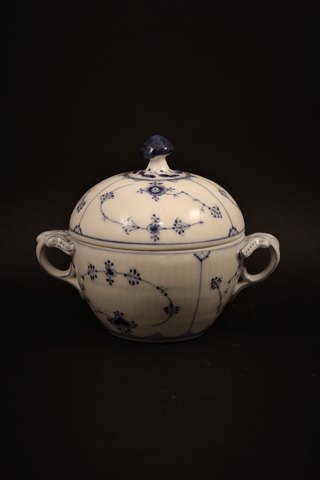 Royal Copenhagen Plain sugar bowl with handles and lid.
H: 13cm. Dia.:10,8cm.
RC# 1/245.
