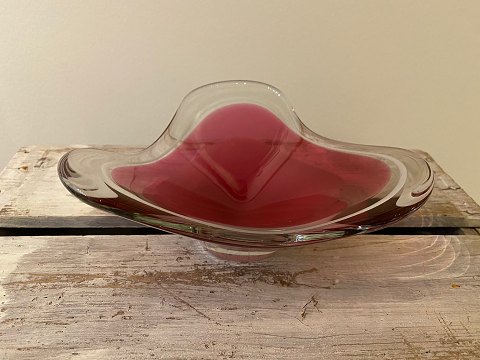 Paul Kedelv for Swedish Flygfors, 1950s, pink and white art glass bowl from the 
Coquille series