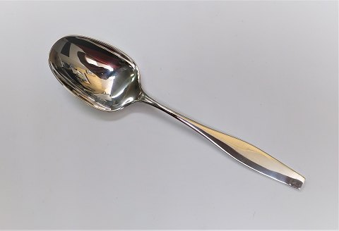 Hans Hansen. Silver cutlery. Sterling. Charlotte. Dessert spoon. Length 17.5 cm. 
There are 12 pieces in stock. The price is per piece.