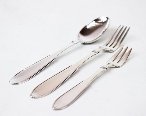 Dinner spoon, dinner fork and cake fork in heritage silver no. 1 by Hans Hansen.
5000m2 showroom.