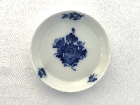 Royal Copenhagen
Blå blomst
Svejfet, Kantet
Flaskebakke
#10/2422
*100kr