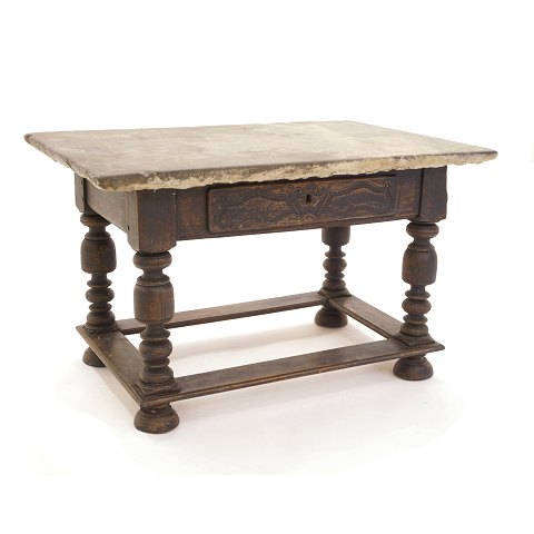 Barocker Tisch mit Steinplatte. Untergestell 
schwarz dekoriert mit Schublade. Dänemark um 1750. 
H: 77cm. Platte: 83x125cm