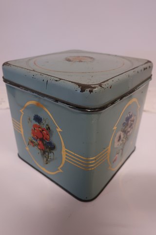 An old cake tin / bisquit tin
This old tin is with beautiful flowerdecorations
L: 17,5cm
B: 17,5cm
H: 17cm
In a good condition but old