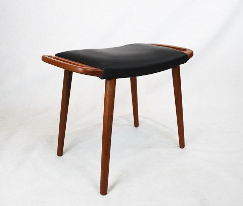 Stool in teak and upholstered with black elegance leather of dansih design from 
the 1960s.
5000m2 showroom.