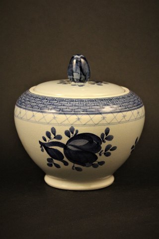 Royal Copenhagen - Aluminia Tranquebar faience sugar bowl with lid. H:12cm. 
Dia.:12cm.
RC# 11/1132.