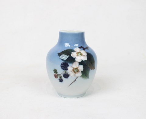 Small vase decorated with blackberry bush, no.: 288 45-5, by Royal Copenhagen.
5000m2 showroom.

