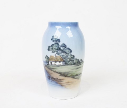 Lille vase med land motiv, nr.: 2887 887, af Royal Copenhagen.
5000m2 udstilling.
