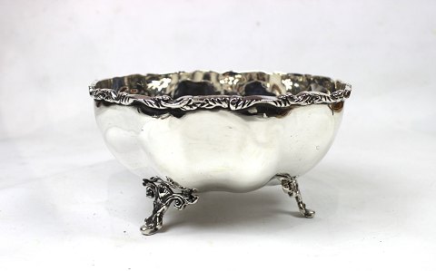 Bowl on feet with decorated edge of 925 sterling silver.
5000m2 showroom.