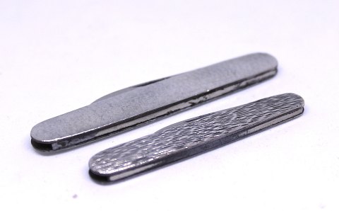 To forskellige lommeknive af 925 sterling og 830 sølv.
5000m2 udstilling.