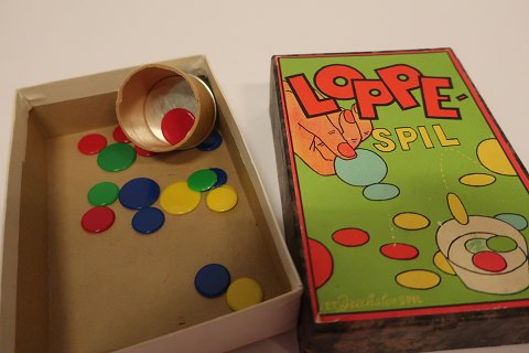 Loppespil (Tiddlywinks) in the original box
The game with very much fun,CD 208, from the company  Dreschler
The original instructions comes with as well as the original "cup"
In a good condition