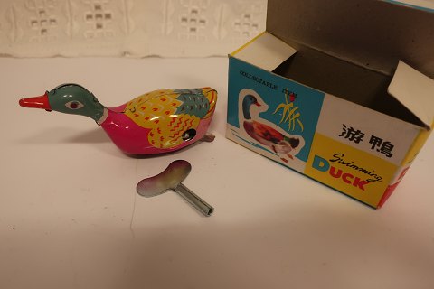 For the collectors:
"Swimming Duck" made of metal
The duck can be winded, - it works very well and it is as good as new
Please note the long legs of the duck
The original box as well as the original key come with the item
L. about 8cm