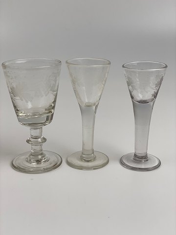 Old glasses with wine leaves, respectively 1 liqueur glass with wine leaves and 
2 shot glasses with wine leaves