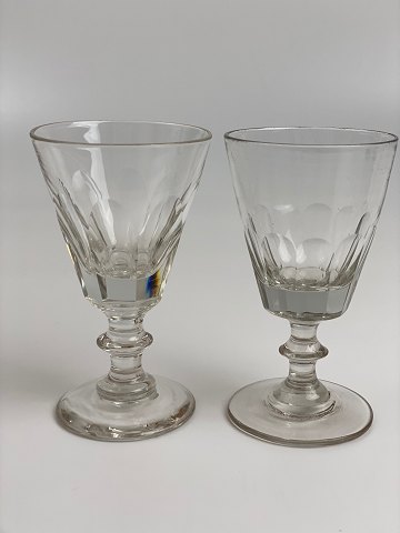 2 Wellington small white wine glasses with faceted basin, 11.60 centimeters high
