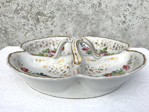 Porcelain dish
With painted flowers and gold edge
* 1250kr
