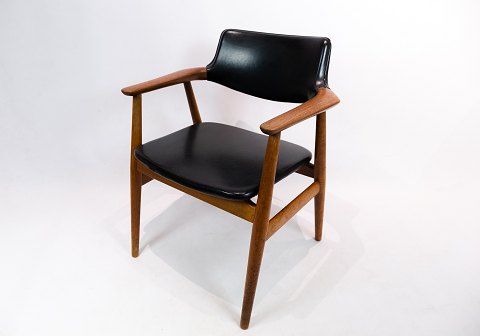 Armchair in teak and black leather designed by Erik Kirkegaard and manufactured 
by Glostrup Furniture Factory in the 1960s.
5000m2 showroom.