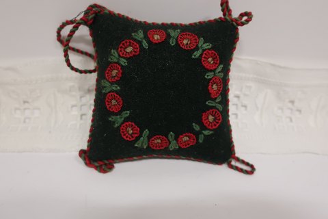 The pincushion is with hand made embroidery
L: about 7cm
We have a large choice of old/antique tools for the needlework etc.