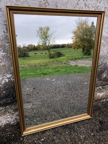 Spejl i malet træramme.
500 kr