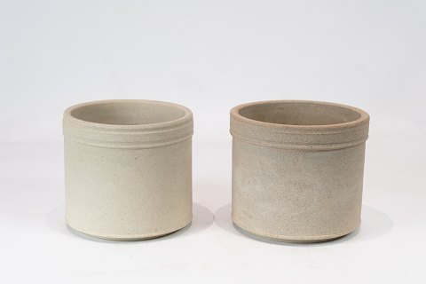 Two small ceramic 
flower pots by Herman A. Kähler.
5000m2 showroom.