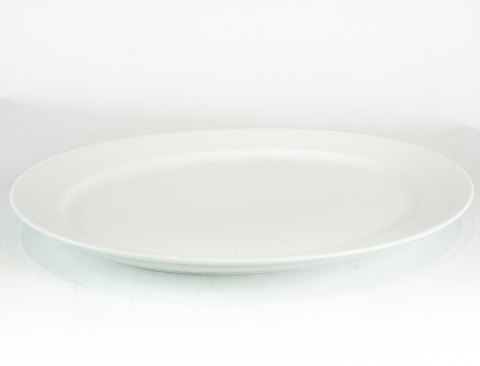 Ovale dish white 
fluted no.: 633 by Royal Copenhagen.
5000m2 showroom.
