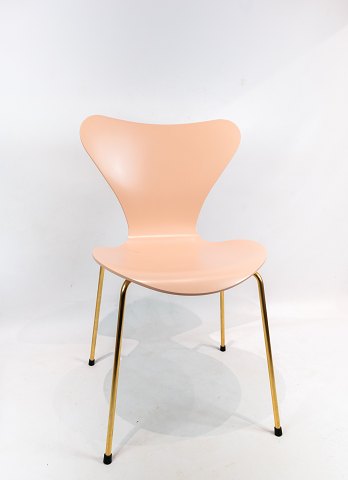 Syver stol, model 3107, designet af Arne Jacobsen og fremstillet hos Fritz 
Hansen i 2015 i anledning af stolen 60 års jubilæum.
5000m2 udstilling.