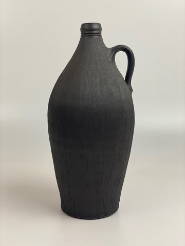 Large bottle vase from Dagnæs Keramik. Mid-20th century, dark brown with incised 
pattern