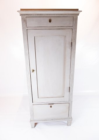 Grey painted gustavian tall cabinet, in great condition from the 1840s.
5000m2 showroom.