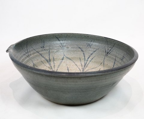 Stor grå keramik skål dekoreret med mønster indvendigt af Weiss.
5000m2 udstilling.