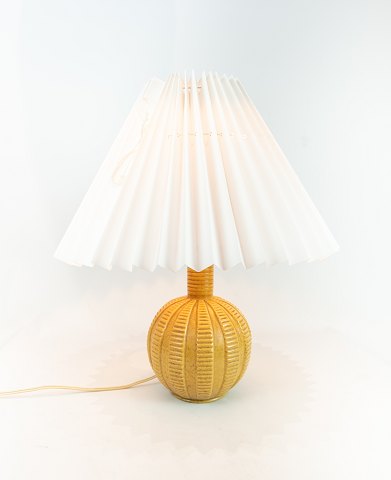 Ceramic table lamp with yellow glaze of danish design from the 1960s.
5000m2 showroom.
