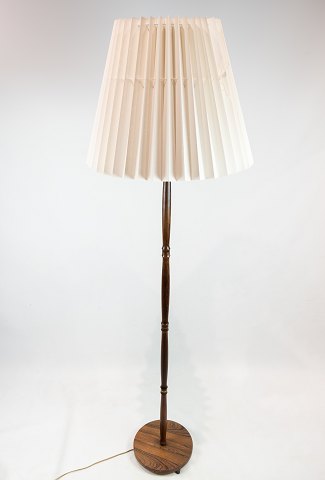 Gulvlampe i palisander af dansk design fra 1960erne.
5000m2 udstilling.
