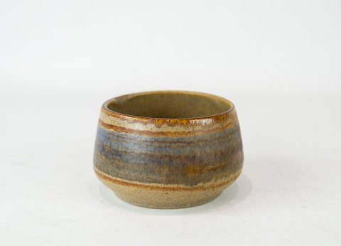 Keramik skål i blå og brune farver af dansk design.
5000m2 udstilling.