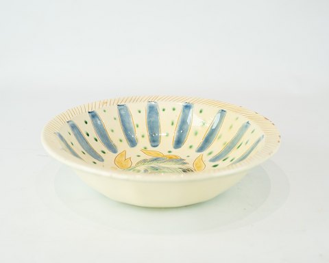 Keramik skål i 
lyse farver dekoreret med fisk indvendigt.
5000m2 udstilling.