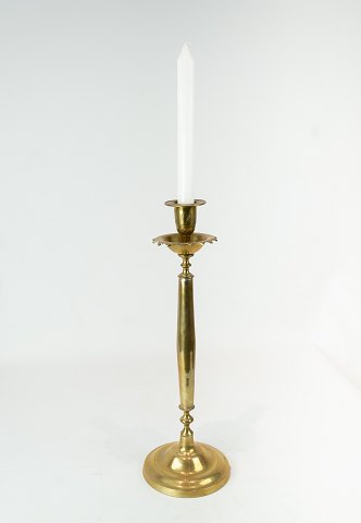 Tall candlestick in brass and in great used condition from the 1920s.
5000m2 showroom.