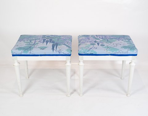 A pair of antique stools of white painted wood and upholstered with blue fabric 
from the 1920s.
5000m2 showroom.