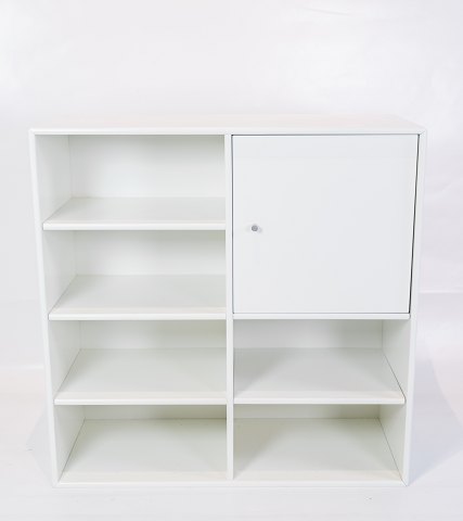 White Montana module with cabinet and 6 shelves, designed by Peter J. Lassen.
5000m2 showroom.
