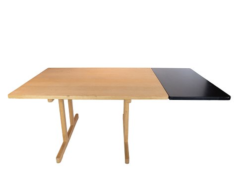 Shaker dining table, model C18, of soap treated oak with black extension 
designed by Børge Mogensen in 1947 and from the 1960s.
5000m2 showroom.