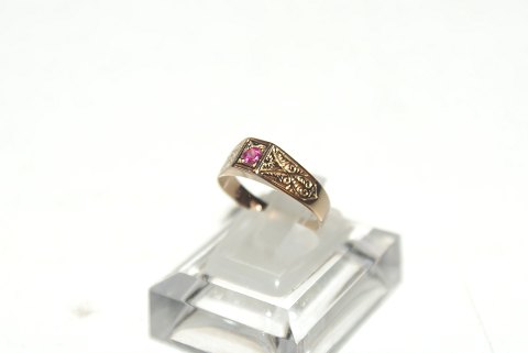 Elegant ladies ring with pink stone in 14 carat gold
SOLD
