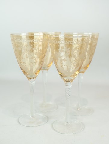 Set of four wine glass decorated with gold pattern.
5000m2 showroom.
